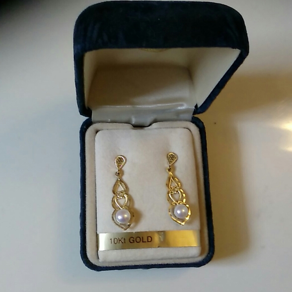 New, never worn, 10 karat Gold Earrings - Picture 1 of 2